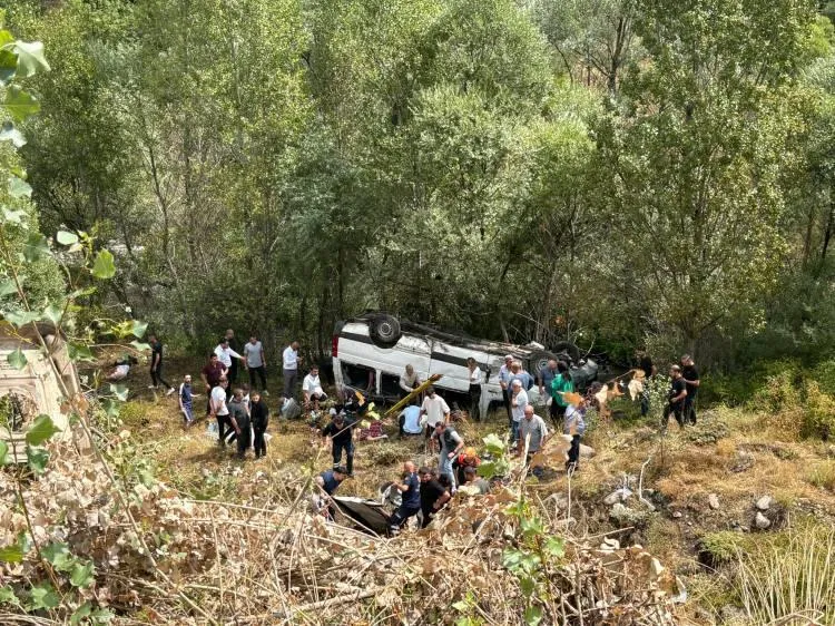 Sivas'ta yolcu minibüsü uçuruma devrildi: 4 ölü, 10 yaralı