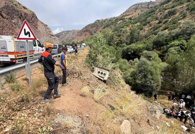 Sivas'ta yolcu minibüsü uçuruma devrildi: 4 ölü, 10 yaralı