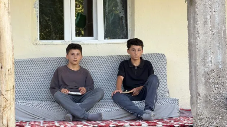 Hakkari'de gururlandıran başarı! İkizler, tek odalı evde fen lisesi kazandı