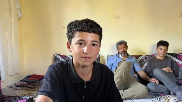 Hakkari'de gururlandıran başarı! İkizler, tek odalı evde fen lisesi kazandı