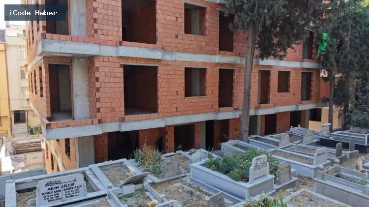 Avcılar’da görenleri şaşkına çeviren görüntü! Yeni binalar mezarlıkla adeta iç içe