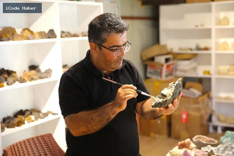 Takılıp düştüğü taş geçim kapısı oldu! Dünyaya açıldı...