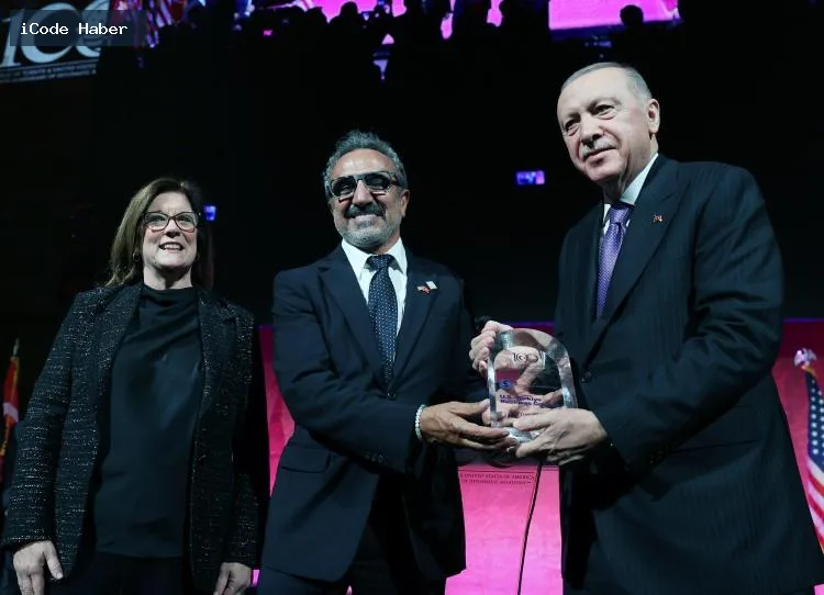 "Türkiye'ye yatırım yapan hep kazançlı çıkmıştır" dedi. Erdoğan, ABD'de Chobani markasıyla tanınan Türk iş insanı Hamdi Ulukaya'ya da kürsüden seslenerek “Seni de bekliyoruz”