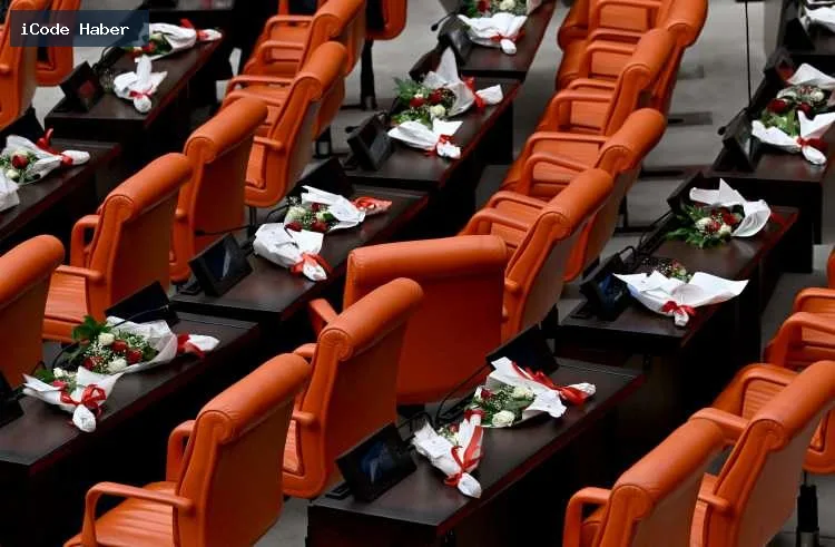 Meclis'te Erdoğan'a sürpriz jest: Bahçeli'den kırmızı-beyaz güller