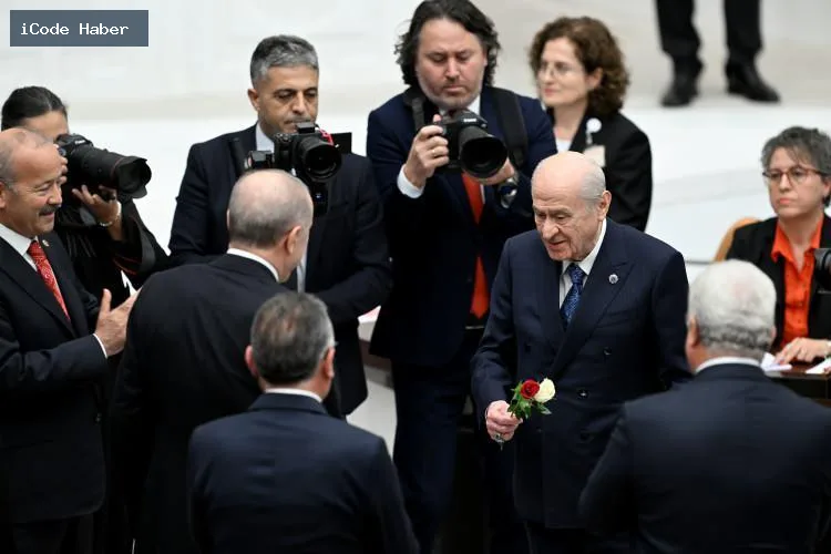 Meclis'te Erdoğan'a sürpriz jest: Bahçeli'den kırmızı-beyaz güller