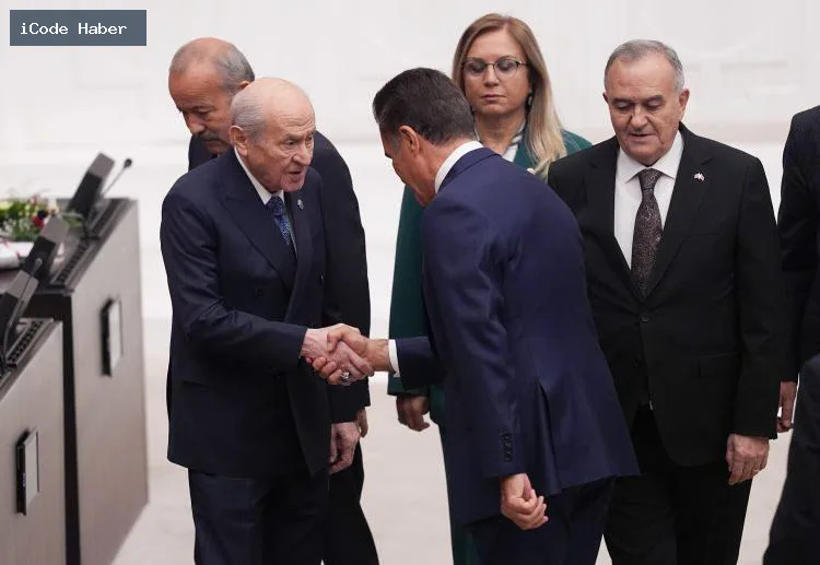Meclis'te Erdoğan'a sürpriz jest: Bahçeli'den kırmızı-beyaz güller