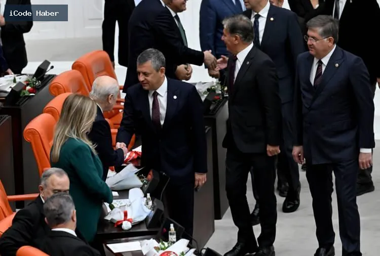 Meclis'te Erdoğan'a sürpriz jest: Bahçeli'den kırmızı-beyaz güller