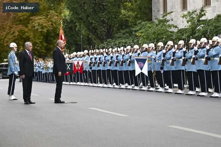 Meclis'te Erdoğan'a sürpriz jest: Bahçeli'den kırmızı-beyaz güller