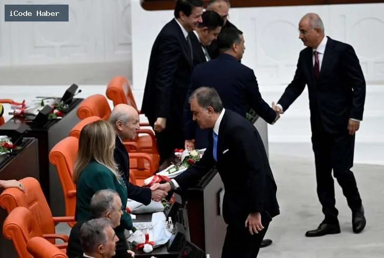 Meclis'te Erdoğan'a sürpriz jest: Bahçeli'den kırmızı-beyaz güller