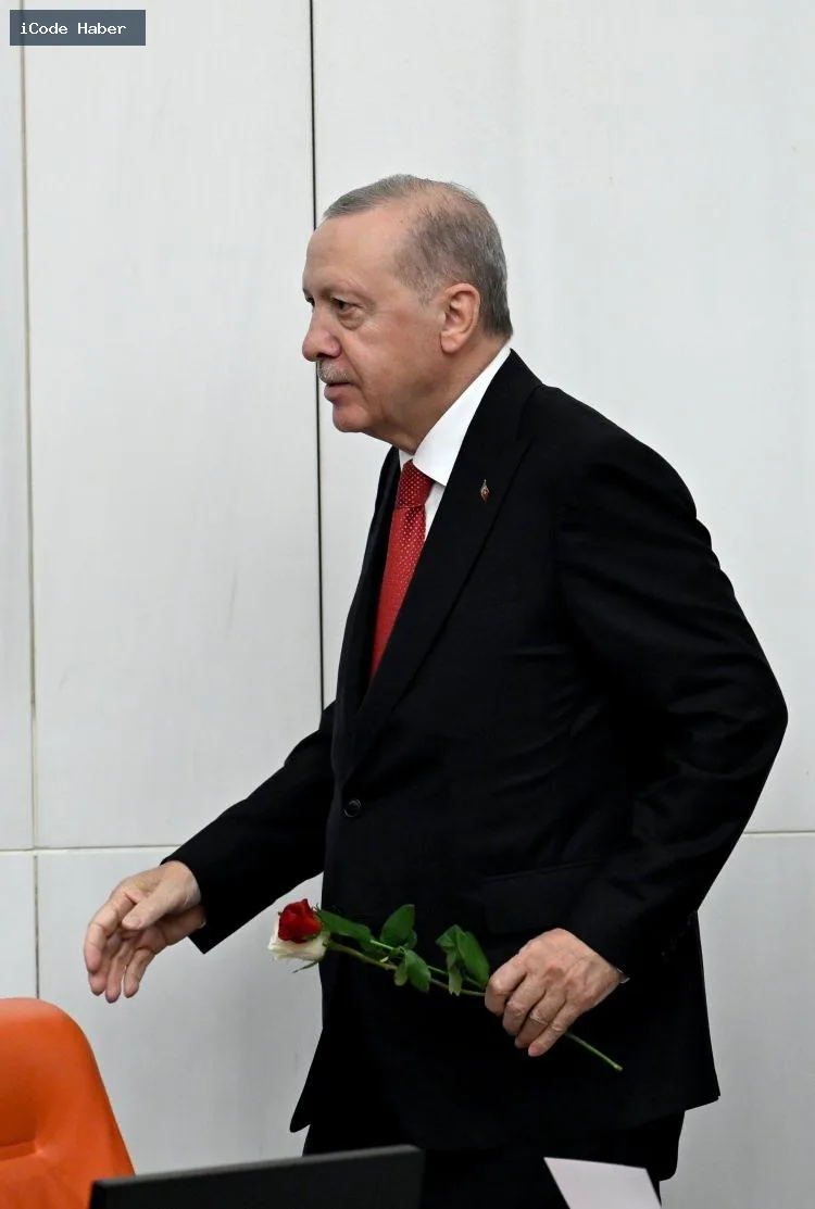 Meclis'te Erdoğan'a sürpriz jest: Bahçeli'den kırmızı-beyaz güller