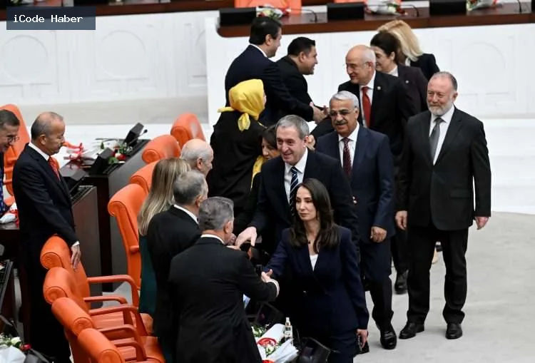 Meclis'te Erdoğan'a sürpriz jest: Bahçeli'den kırmızı-beyaz güller