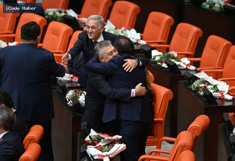 Meclis'te Erdoğan'a sürpriz jest: Bahçeli'den kırmızı-beyaz güller