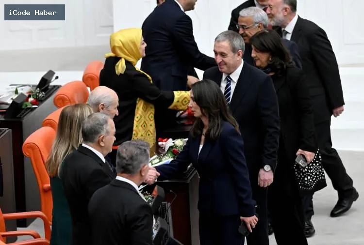 Meclis'te Erdoğan'a sürpriz jest: Bahçeli'den kırmızı-beyaz güller