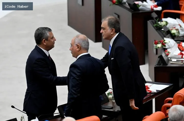 Meclis'te Erdoğan'a sürpriz jest: Bahçeli'den kırmızı-beyaz güller
